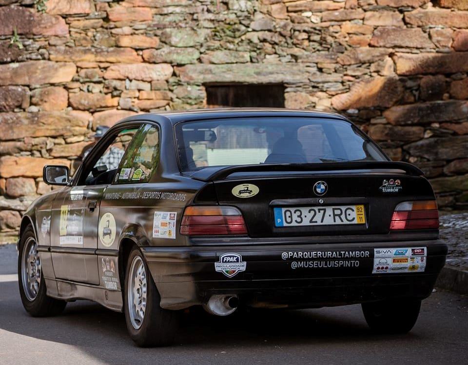 Os vencedores Sandro Pinto / Sílvia Ferreira em BMW 318 IS Coupé